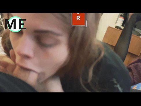 ❤️ Πούτσος στο λαιμό της, σκισμένο καλσόν και σκισμένα τακούνια ❤️ Σούπερ πορνό ❤