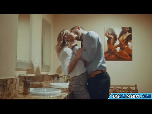 ❤️ Όταν μια πλούσια ξανθιά σε αποπλανεί σε μια δημόσια τουαλέτα ❤️ Σούπερ πορνό ❤